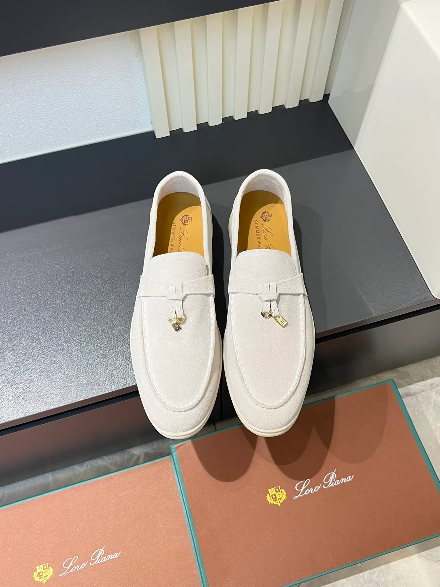 Men's shoes 💰p360 "Loro men's shoes 💰pian'*" Classic L men's shoes for couples 💰p Top version British flat loafers, a must-have item in old money style, the minimalist design is eye-catching and durable, a plus point for dressing The soft foot feel and texture are outstanding. They don’t scratch your feet and are very nice. They are matched with soft and waxy soles. They can be worn daily for a long time without getting tired. They are easy to wear, versatile and classic items, with perfect foot feel and texture! Imported cashmere fabric, the lining is made of imported A-grade water-dyed cow lining, the top version of the genuine leather midsole is sewn with pure handmade mark thread! Size: Female 35-40 (34. Customized) Male 38-44 (45.46. Customized)